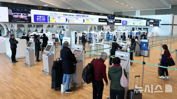 [인천공항=뉴시스] 김선웅 기자 = 3일 인천국제공항 제2여객터미널 4단계 확장구역이 운영되고 있다.인천국제공항공사는 공항 4단계 확장 사업을 마치고 이날부터 2터미널 확장구역 운영을 시작한다. 4단계 확장 사업은 2017년부터 4.8조원을 투입해 제4활주로와 계류장 75개소를 신설하고 2터미널 구역을 대폭 확장한 사업이다. 2024.12.03. mangusta@newsis.com
