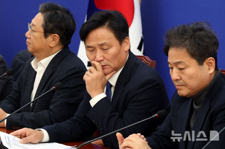 [서울=뉴시스] 조성봉 기자 = 김영진 더불어민주당 전 정권정치탄압대책위원장이 지난해 12월3일 오전 서울 여의도 국회에서 열린 전 정권정치탄압대책위원회 기자간담회에서 잠시 생각에 잠겨있다. 2024.12.03. suncho21@newsis.com