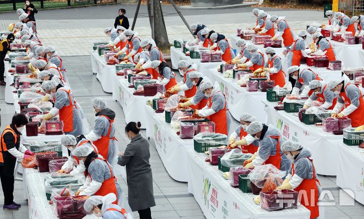 [부산=뉴시스] 하경민 기자 = 부산지역 롯데 계열사 23곳의 임직원과 시민단체, 자원봉사자 등 150여 명이 3일 오전 부산 동래구 사직야구장 정문광장에서 1만포기 김장나눔에 동참하고 있다. 14년째 이어진 롯데의 김장나눔 행사를 통해 지역의 소외계층 5만여 가구에 김치 14만2030포기(약 28t)를 전달했다. 2024.12.03. yulnetphoto@newsis.com