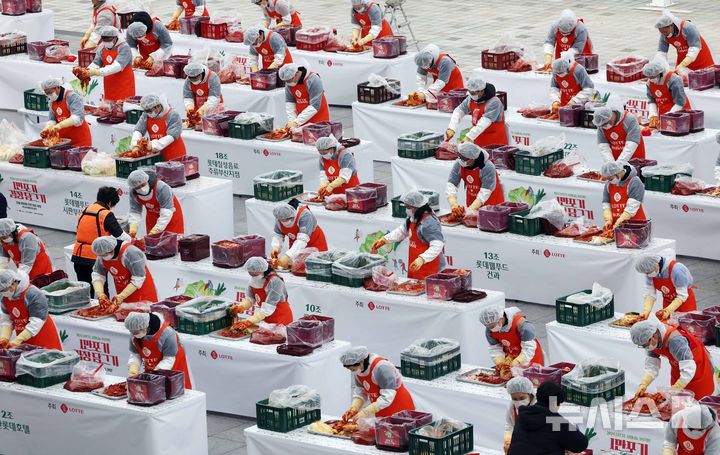 [부산=뉴시스] 하경민 기자 = 부산지역 롯데 계열사 23곳의 임직원과 시민단체, 자원봉사자 등 150여 명이 3일 오전 부산 동래구 사직야구장 정문광장에서 1만포기 김장나눔에 동참하고 있다. 14년째 이어진 롯데의 김장나눔 행사를 통해 지역의 소외계층 5만여 가구에 김치 14만2030포기(약 28t)를 전달했다. 2024.12.03. yulnetphoto@newsis.com