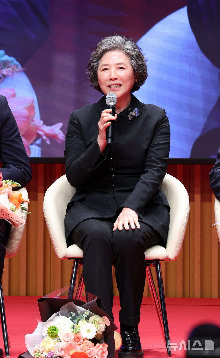 고두심은 총지배인, 손나은은 프런트…제주 한옥 호텔 무슨 일