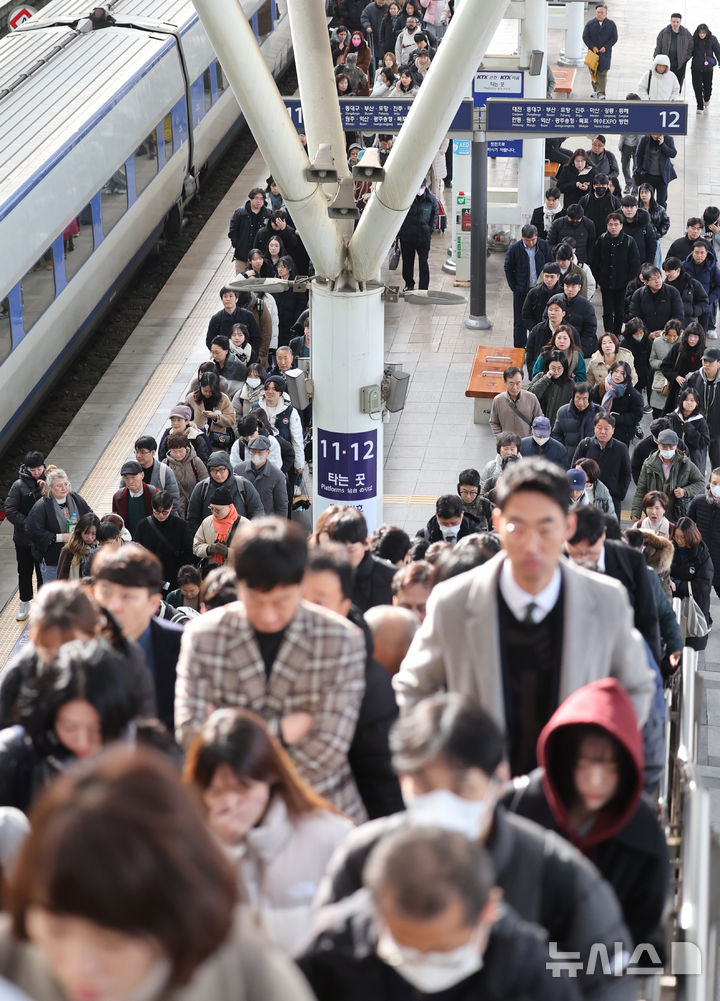 [서울=뉴시스] 김금보 기자 = 전국철도노동조합이 오는 5일 총파업에 돌입한다. 사진은 철도노조 파업을 이틀 앞둔 3일 서울 중구 서울역 승강장이 이용객들로 붐비고 있다. 2024.12.03. kgb@newsis.com