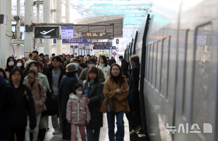 [서울=뉴시스] 김금보 기자 = 전국철도노동조합이 오는 5일 총파업에 돌입한다. 사진은 철도노조 파업을 이틀 앞둔 3일 서울 중구 서울역 승강장이 이용객들로 붐비고 있다. 2024.12.03. kgb@newsis.com