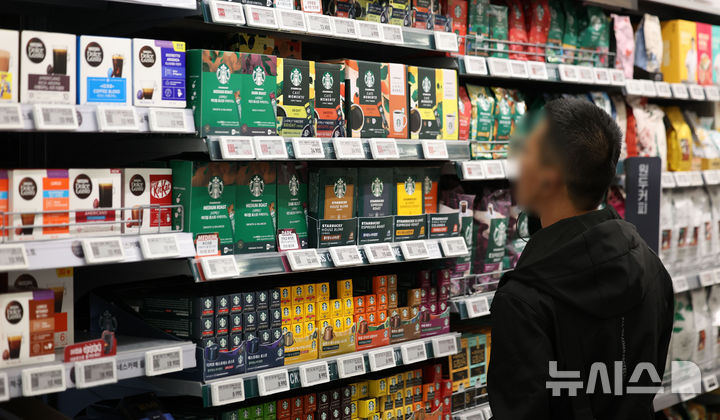 [서울=뉴시스] 김선웅 기자 = 상승세를 이어간 커피 수입 가격이 27년 만에 가장 큰 상승률을 기록했다. 한국은행에 따르면 지난 3분기 커피 수입물가지수(원화 기준)는 1년 전보다 77.9% 올랐으며 100.6%를 기록한 1998년 1분기 이후 26년 반 만에 가장 높은 상승률을 보였다. 커피 수입물가는 올해 1월부터 10월까지 67.4% 상승한 것으로 나타났다.&nbsp; 3일 서울 소재 유통마트에서 커피가 판매되고 있다. 2024.12.03. mangusta@newsis.com