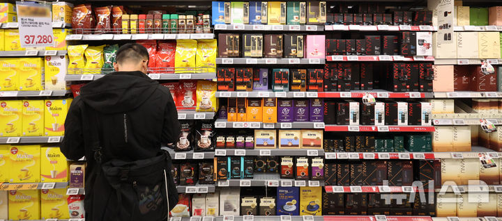 [서울=뉴시스] 김선웅 기자 = 3일 서울 소재 유통마트에서 커피가 판매되고 있다. 2024.12.03. mangusta@newsis.com