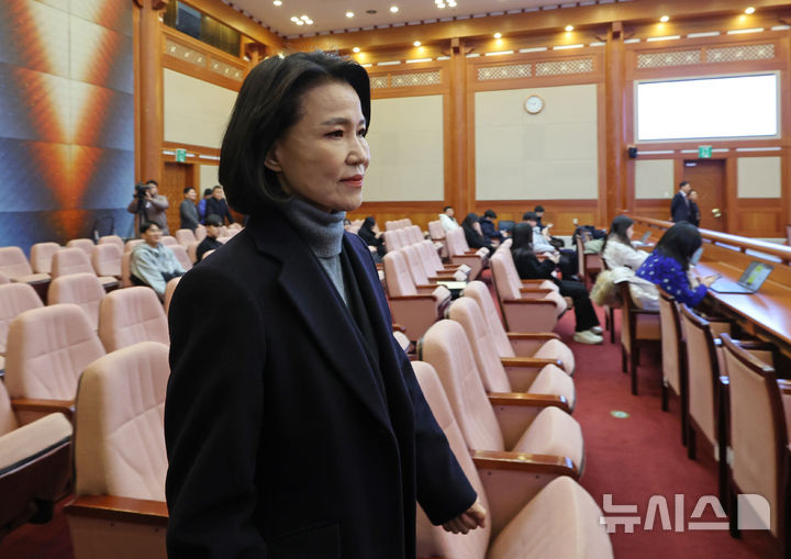 [서울=뉴시스] 김금보 기자 = 이진숙 방통위원장이 3일 오후 서울 종로구 헌법재판소에서 열린 자신의 탄핵심판사건 2회 변론에 출석하고 있다. 2024.12.03. kgb@newsis.com