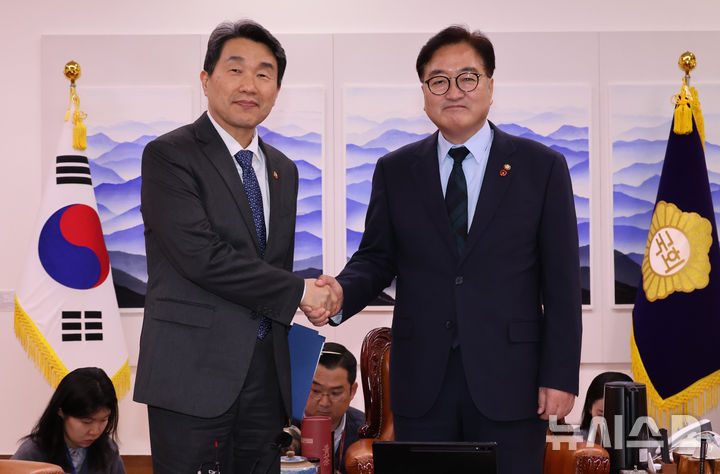 [서울=뉴시스] 조성우 기자 = 우원식(오른쪽) 국회의장이 3일 오후 서울 여의도 국회에서 이주호 사회부총리 겸 교육부 장관을 접견하며 기념촬영을 하고 있다. 2024.12.03. xconfind@newsis.com