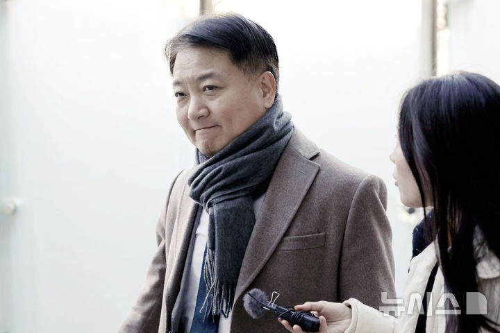 [서울=뉴시스] 최동준 기자 = 이기흥 대한체육회장이 문화체육관광부를 상대로 낸 직무정지 처분 집행정지 신청 심문기일이 열린 3일 이 회장 측 대리인 하태헌 변호사가 서울 서초구 서울행정법원으로 들어서고 있다. 2024.12.03. photocdj@newsis.com