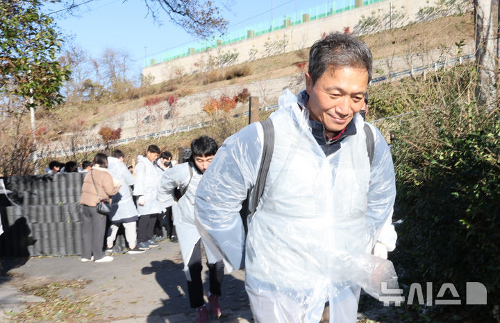 [인천=뉴시스] 전진환 기자 = 이학재 인천국제공항공사 사장이 3일 오후 인천 미추홀구 학익동 인천교회 인근에서 '2024 희망의 활주로 - 함께하는 따듯한 나눔, 연탄봉사' 활동을 하고 있다. 2024.12.03. amin2@newsis.com