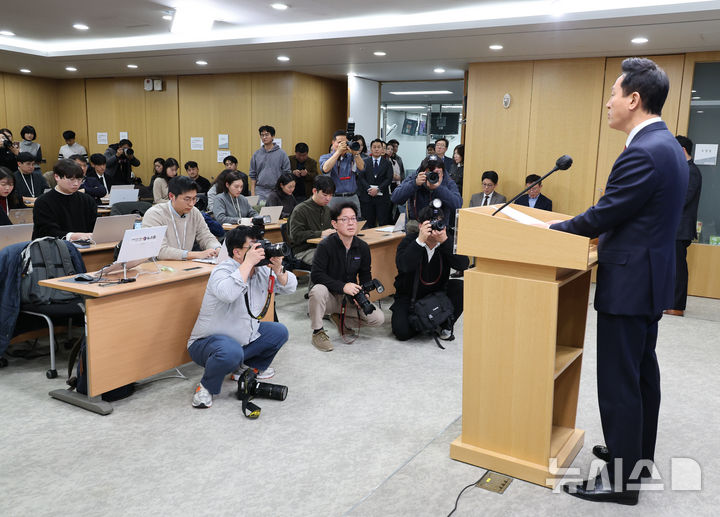 [서울=뉴시스] 김명원 기자 = 오세훈 서울시장이 3일 서울 중구 서울시청 브리핑실에서 명태균 여론조작 사기사건 관련 기자간담회를 하고 있다. 2024.12.03. kmx1105@newsis.com