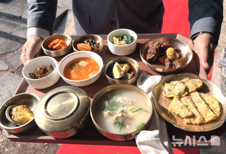 [나주=뉴시스] 나주시 향토음식체험문화관에서 맛볼 수 있는 '목사밥상' 한 상 차림. (사진=나주시 제공) photo@newsis.com