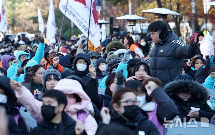 [서울=뉴시스] 김명년 기자 = 지난해 12월3일 오후 서울 영등포구 국회의사당역 4번출구 앞에서 열린 