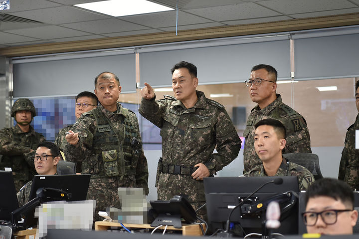 [서울=뉴시스] 김근수 기자 = 김명수 합참의장이 3일 육군 1군단사령부에서 대비태세를 점검하고 있다. (사진= 대한민국 합동참모본부 제공) 2024.12.03. photo@newsis.com *재판매 및 DB 금지