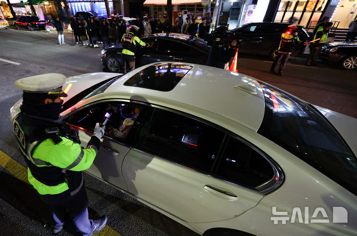 [서울=뉴시스] 황준선 기자 = 관악경찰서 경찰관들이 지난 3일 저녁 서울 관악구 서울대입구역 인근 도로에서 음주·약물운전 단속을 하고 있다. 2024.12.04. hwang@newsis.com