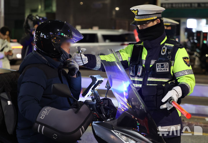 [서울=뉴시스] 황준선 기자 = 관악경찰서 경찰관들이 지난 3일 저녁 서울 관악구 서울대입구역 인근 도로에서 음주·약물운전 단속을 하고 있다. 2024.12.04. hwang@newsis.com