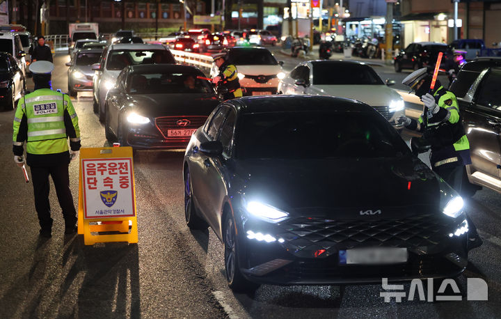 [서울=뉴시스] 황준선 기자 = 관악경찰서 경찰관들이 지난 3일 저녁 서울 관악구 서울대입구역 인근 도로에서 음주·약물운전 단속을 하고 있다. 2024.12.04. hwang@newsis.com