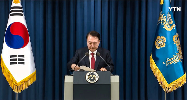 [서울=뉴시스] 김근수 기자 = 윤석열 대통령이 3일 저녁 서울 용산구 대통령실에서 열린 긴급 대국민담화 발표에서 비상계엄령을 발표하고 있다. (사진 = YTN 뉴스 화면 캡처) 2024.12.03. photo@newsis.com *재판매 및 DB 금지