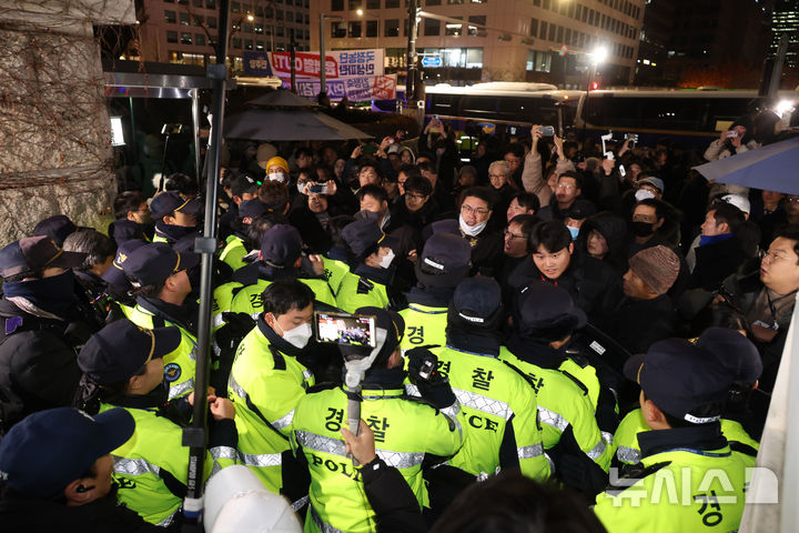 [서울=뉴시스] 조성봉 기자 = 윤석열 대통령이 긴급 대국민 담화를 통해 비상계엄령을 발표한 가운데 3일 서울 여의도 국회 정문 앞에서 경찰들이 국회의원, 의원 보좌진, 취재진, 시민들의 출입을 통제하고 있다. 2024.12.03. suncho21@newsis.com