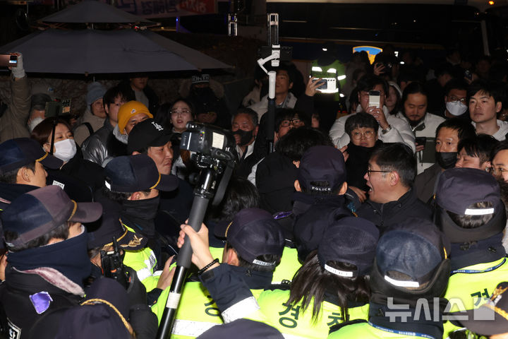 [서울=뉴시스] 조성봉 기자 = 윤석열 대통령이 긴급 대국민 담화를 통해 비상계엄령을 발표한 가운데 3일 서울 여의도 국회 정문 앞에서 경찰들이 국회의원, 의원 보좌진, 취재진, 시민들의 출입을 통제하고 있다. 2024.12.03. suncho21@newsis.com