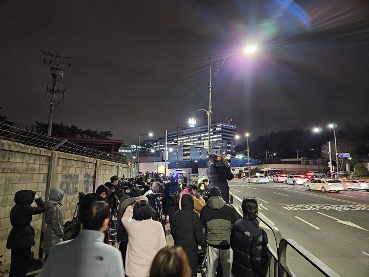 [서울=뉴시스] 이태성 기자 = 4일 오전 0시20분께부터 서울 용산구 용산동1가 대통령실 앞 인도 통행이 차단됐다. 차량 통행은 가능한 상황이다. 2024.12.04. victory@newsis.com *재판매 및 DB 금지