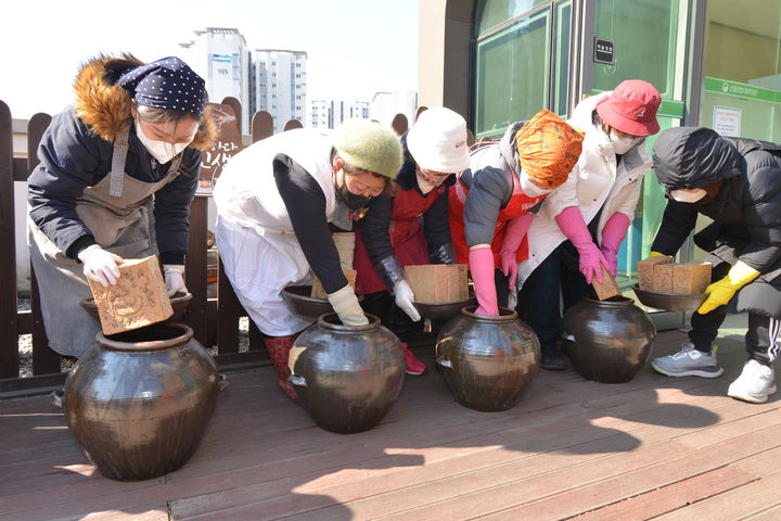 [서울=뉴시스] 장 담그는 모습(사진=국가유산청 제공) 2024.12.04. photo@newsis.com *재판매 및 DB 금지