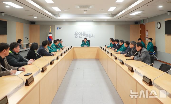 [용인=뉴시스] 4일 새벽에 열린 용인시 간부 회의. (사진=용인시 제공) 2024.12.04. photo@newsis.com 