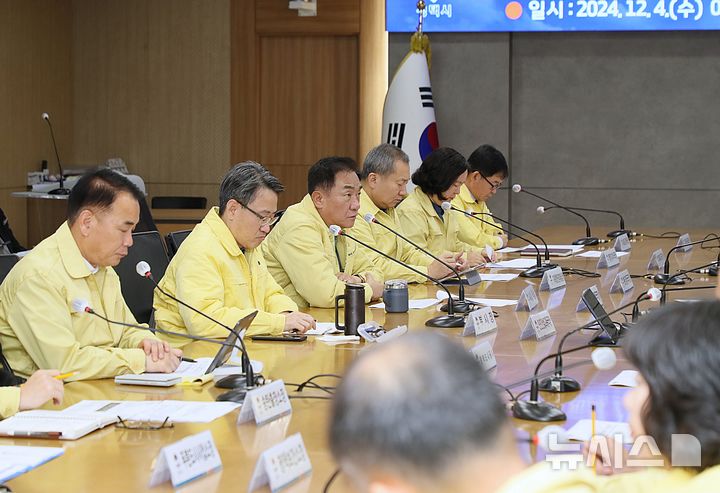 [평택=뉴시스] 정장선 경기 평택시장이 4일 종합상황실에서 비상간부회의에서 업무지시를 하고 있다. (사진=평택시 제공) 2024.12.04.photo@newsis.com 