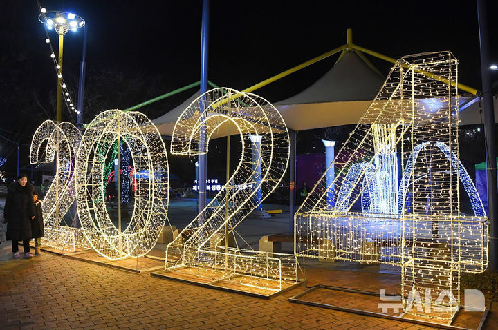 [성남=뉴시스] 성남시 복정동 어울림 빛축제 분수광장 연도 표시 빛 조형 장식물. (사진=성남시 제공) 2024.12.04. photo@newsis.com