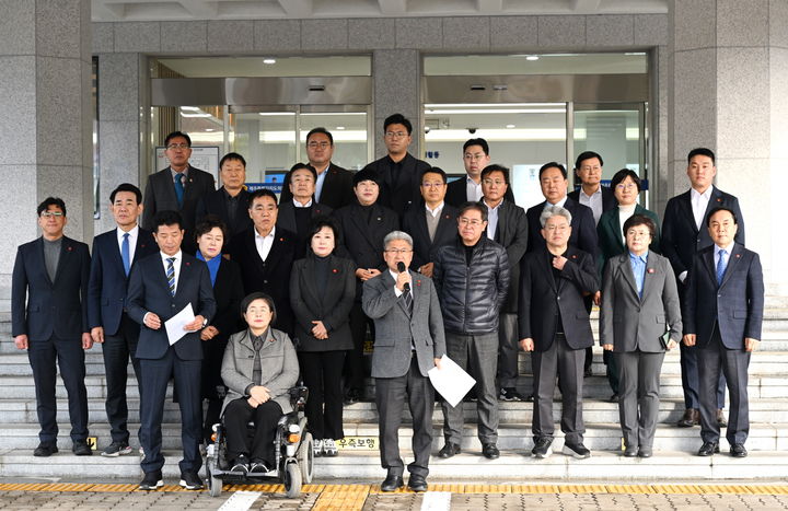 [제주=뉴시스] 이상봉 제주도의회 의장과 더불어민주당 더불어민주당·진보당 소속 의원, 교육의원 등 도의원 25명이 4일 오전 도의회 의사당 앞에서 기자회견을 열고 윤석열 대통령의 비상계엄 선포를 규탄하고 있다. (사진=제주도의회 제공) 2024.12.04. photo@newsis.com *재판매 및 DB 금지