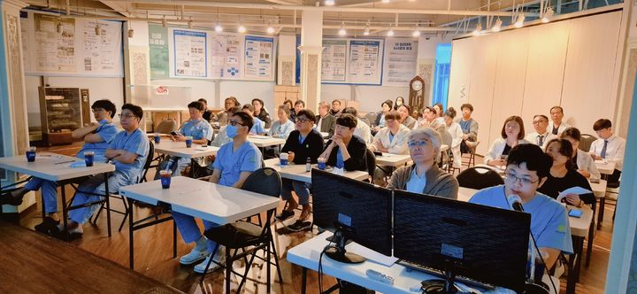 [대전=뉴시스]대전우리병원이 4일 태국 의료진 8명이 병원을 찾아 박철웅 원장의 내시경 척추 수술을 참관했다.(사진=대전우리병원 제공) 2024.12.04. photo@newsis.com *재판매 및 DB 금지