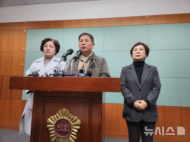 [전주=뉴시스] 김민수 기자= 조국혁신당 정도상 전북도당위원장과 당직자등이 4일 전북특별자치도의회 브리핑룸에서 긴급 기자회견을 갖고 윤석열 대통령 탄핵을 주장하고 있다. 2024.12.04 leo@newsis.com *재판매 및 DB 금지