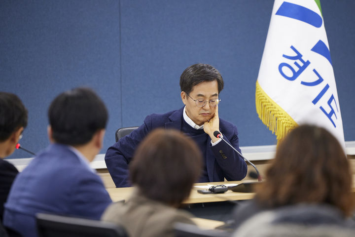 [수원=뉴시스] 4일 자정 경기도청 서희홀에서 김동연 경기도지사가 윤석열 대통령의 비상계엄 선포에 대한 긴급 실·국장 간부회의를 하고 있다. (사진=경기도 제공) 2024.12.04. photo@newsis.com *재판매 및 DB 금지