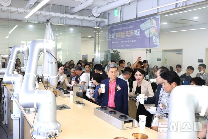 [포항=뉴시스] 송종욱 기자 = 지난 9월 포항 꿈트리센터에서 열린 '푸드테크 배움터' 개소식에서 이강덕 시장이 로봇커피머신 기술을 활용해 만든 커피를 시음하고 있다. (사진=포항시 제공) 2024.12.04. photo@newsis.com