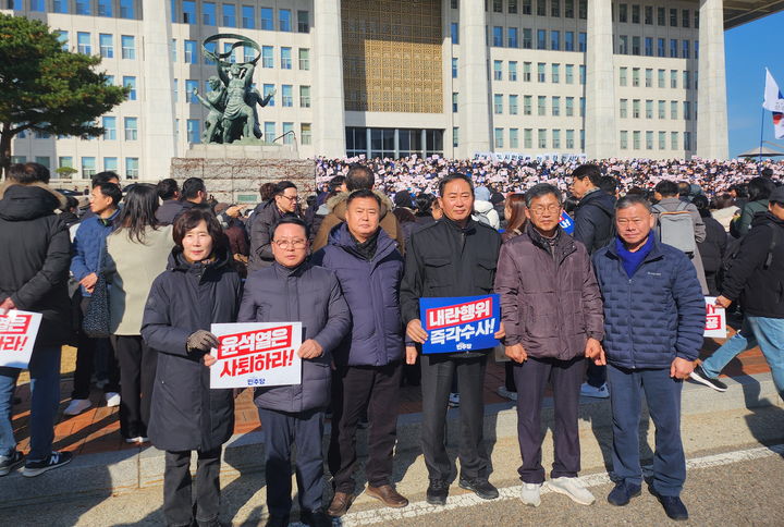 [임실=뉴시스] 4일 오전 윤석열 대통령 비상계엄 선포 규탄 집회 참여하고 있는 임실군의회 의원들. *재판매 및 DB 금지