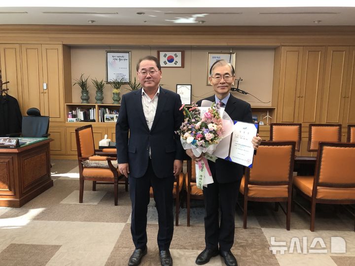 [전주=뉴시스] 김종훈 전북도 경제부지사(왼쪽)와 김대식 원장. *재판매 및 DB 금지