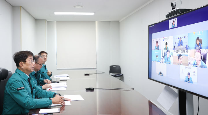 [서울=뉴시스] 박상우 국토교통부 장관은 4일 오후 행정안전부, 고용노동부, 경찰청, 서울시, 인천시, 경기도, 한국철도공사 등 관계기관과 코레일 노사 간 협상이 결렬될 경우를 대비한 철도파업 대비 수송대책 점검회의(영상)를 주재하고 있다. 202412.04. (사진=국토교통부 제공) photo@newsis.com *재판매 및 DB 금지