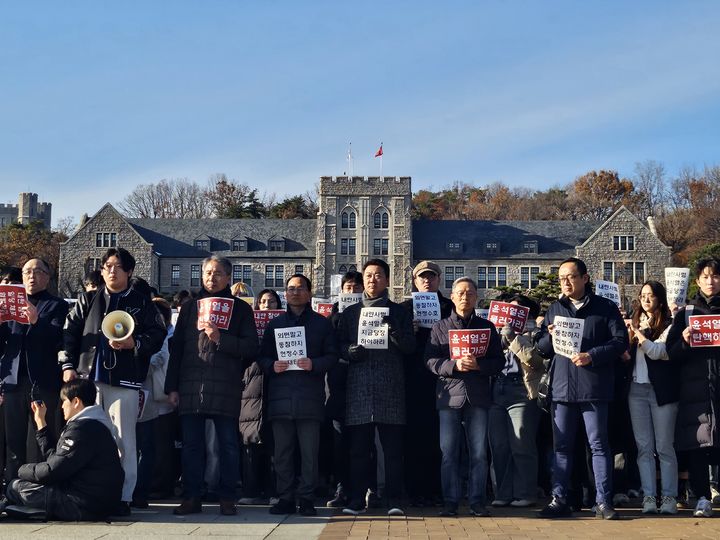 [서울=뉴시스] 조성하 기자 = 고려대 교수·연구자들은 이날 오후 서울 성북구 고려대에서 기자회견을 열고 긴급 시국선언을 발표하고 있다. 2024.12.04. create@newsis.com *재판매 및 DB 금지