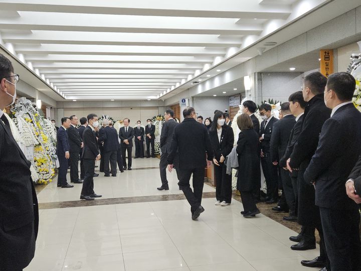 [서울=뉴시스]고 구위숙 여사의 빈소가 마련된 서울대학교병원 장례식장. (사진=공동취재단) 2024.12.04 photo@newsis.com *재판매 및 DB 금지