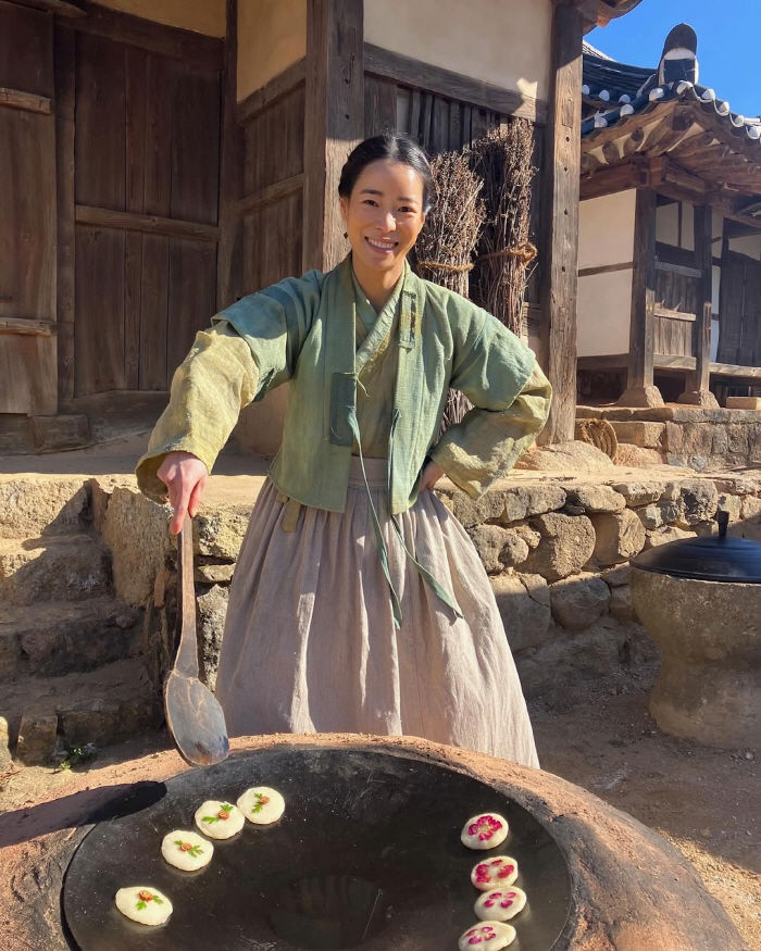 [서울=뉴시스] 임지연은 4일 자신의 사회관계망서비스(SNS)에 "멍석구덕 #옥씨부인전"이라는 글과 함께 사진을 올렸다. (사진=인스타그램 갈무리) *재판매 및 DB 금지