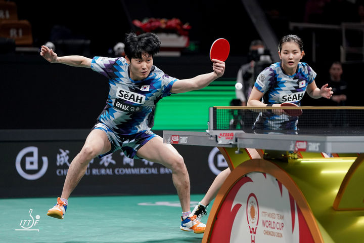 [서울=뉴시스] 2024 국제탁구연맹(ITTF) 혼성단체 월드컵에 출전한 조대성(삼성생명)-김나영(포스코인터내셔널) 조. (사진=ITTF 제공) *재판매 및 DB 금지