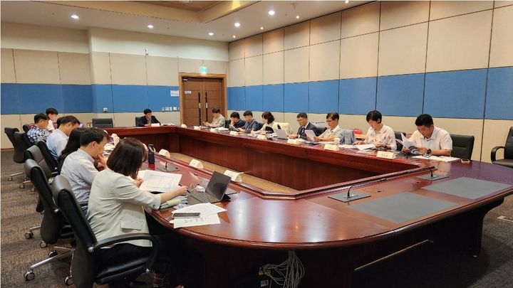 [수원=뉴시스] 경기도 공공기관 노동이사협의회(경노이협)가 4일 긴급 회의를 열고 있다. (사진=경노이협 제공) 2024.12.04. photo@newsis.com *재판매 및 DB 금지