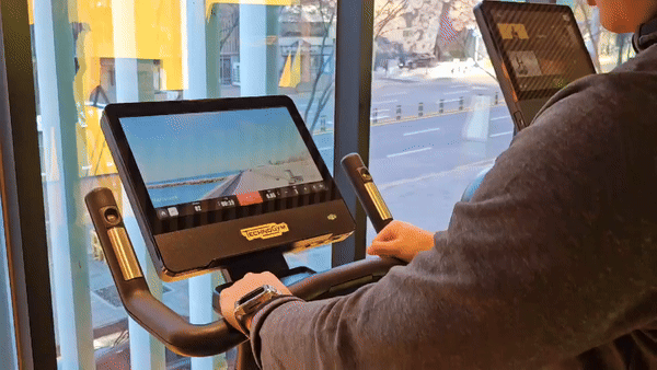 [서울=뉴시스] 이현주 기자=테크노짐이 4일 미디어 초청 퍼스널 트레이닝 체험 프로그램을 진행했다. 트레이너가 테크노짐 바이크 기구를 통해 운동하는 모습. 2024.12.04. juicy@newsis.com *재판매 및 DB 금지 *재판매 및 DB 금지