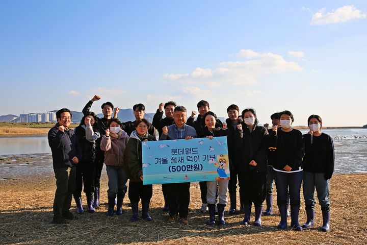 [부산=뉴시스] 4일 오후 낙동강하구에코센터에서 롯데월드 어드벤처 부산과 롯데워터파크는 '겨울 철새 먹이 주기' 행사를 진행하고 있다. (사진=롯데월드 어드벤처 부산 제공) 2024.12.04. photo@newsis.com *재판매 및 DB 금지