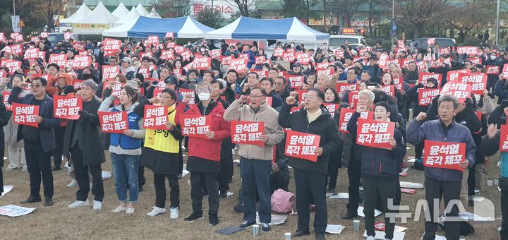 [창원=뉴시스] 강경국 기자 = 4일 오후 경남 창원시청 앞 창원광장에서 민주수호 비상행동 경남시국대회가 개최되고 있다. 2024.12.04. kgkang@newsis.com