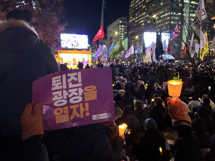 [서울=뉴시스] 우지은 기자 = 4일 오후 서울 종로구 광화문 인근에서 시민 촛불집회가 열리고 있다. 2024.12.04. now@newsis.com *재판매 및 DB 금지