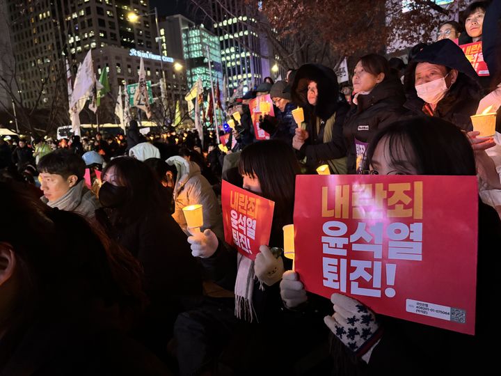 [서울=뉴시스] 우지은 기자 = 4일 오후 서울 종로구 광화문 인근에서 시민 촛불집회가 열리고 있다. 2024.12.04. now@newsis.com *재판매 및 DB 금지