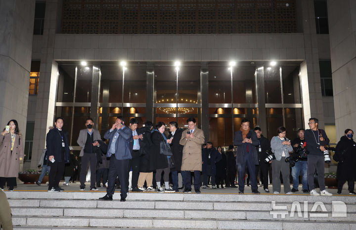 [서울=뉴시스] 조성봉 기자 = 비상계엄령이 선포중인 4일 오전 서울 영등포구 국회의사당에서 취재진이 대기하고 있다. 2024.12.04. kmn@newsis.com