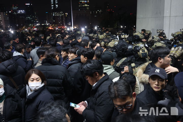 [서울=뉴시스] 조성봉 기자 = 윤석열 대통령이 긴급 대국민 담화를 통해 비상계엄령을 발표한 가운데 4일 서울 여의도 국회 본청으로 군 병력이 진입을 시도하고 있다. 2024.12.04. suncho21@newsis.com