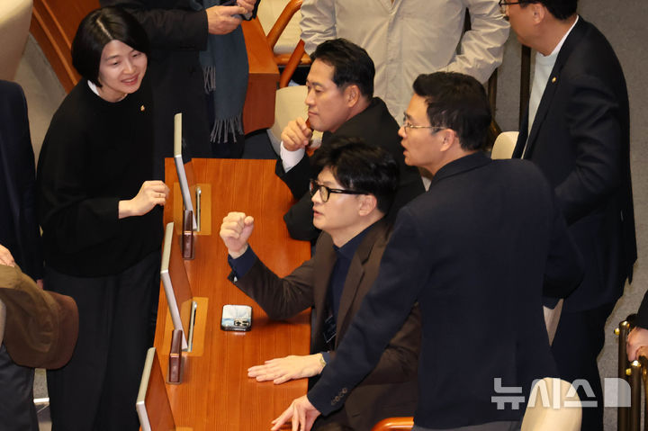 [서울=뉴시스] 조성우 기자 = 윤석열 대통령이 긴급 대국민 담화를 통해 비상계엄령을 발표한 가운데 4일 서울 여의도 국회 본회의장에 한동훈 국민의힘 대표가 앉아 있다. 2024.12.04. xconfind@newsis.com