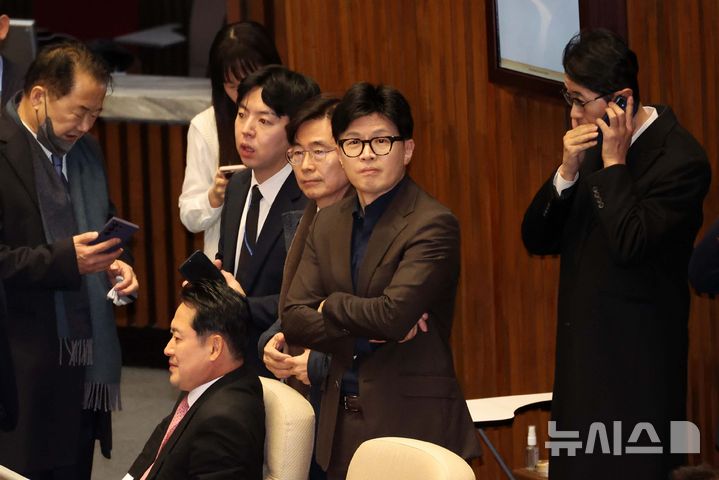 [서울=뉴시스] 조성우 기자 = 윤석열 대통령이 긴급 대국민 담화를 통해 비상계엄령을 발표한 가운데 4일 새벽 서울 여의도 국회에서 한동훈 국민의힘 대표 등 여당 의원들이 본회의장에 모여 있다. 2024.12.04. xconfind@newsis.com